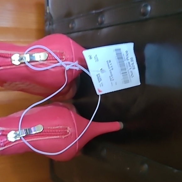 Lottini-red, pointy-toe, mesh/ illusion booties, size 8.5 - Picture 9 of 9